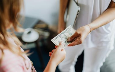 How to Use Real Life to Teach Kids About Money